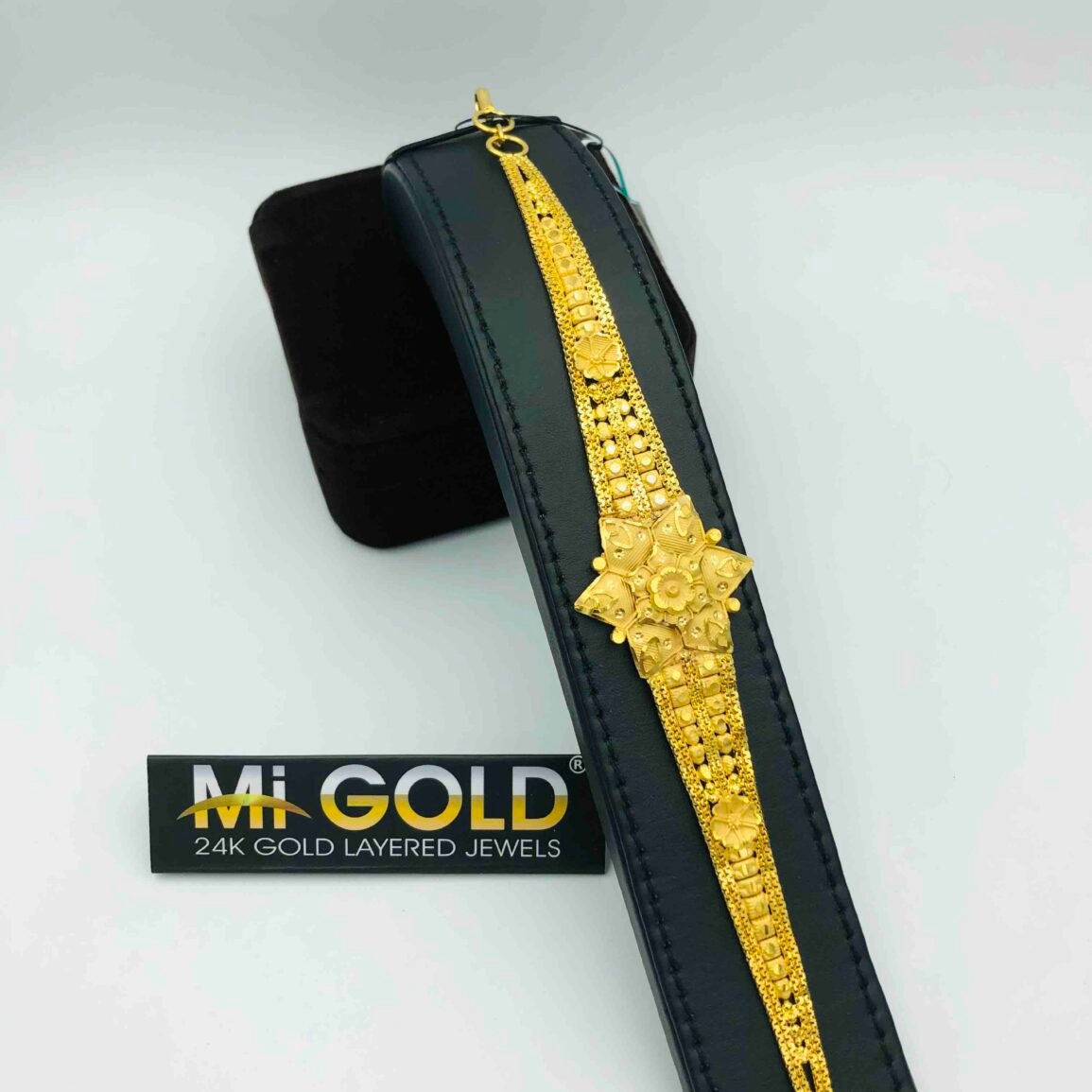 Gold-Plated Floral Panel Bracelet with Ring Clasp